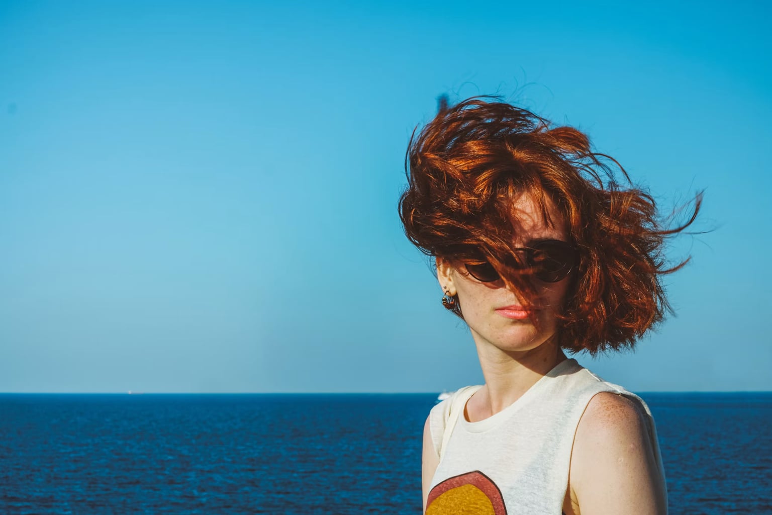 Capelli colorati d'estate: come proteggere e prolungare la brillantezza del colore