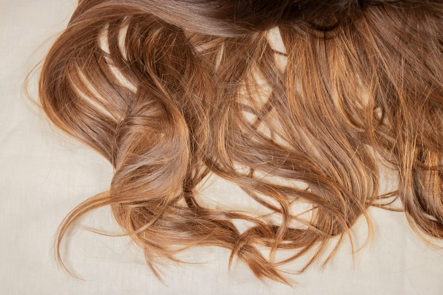 Capelli fini e piatti a settembre: la routine Volume che fa la differenza